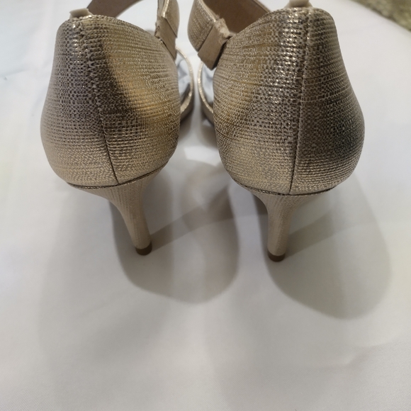 Elegant Gold Women's Shoes - Picture 3 of 7